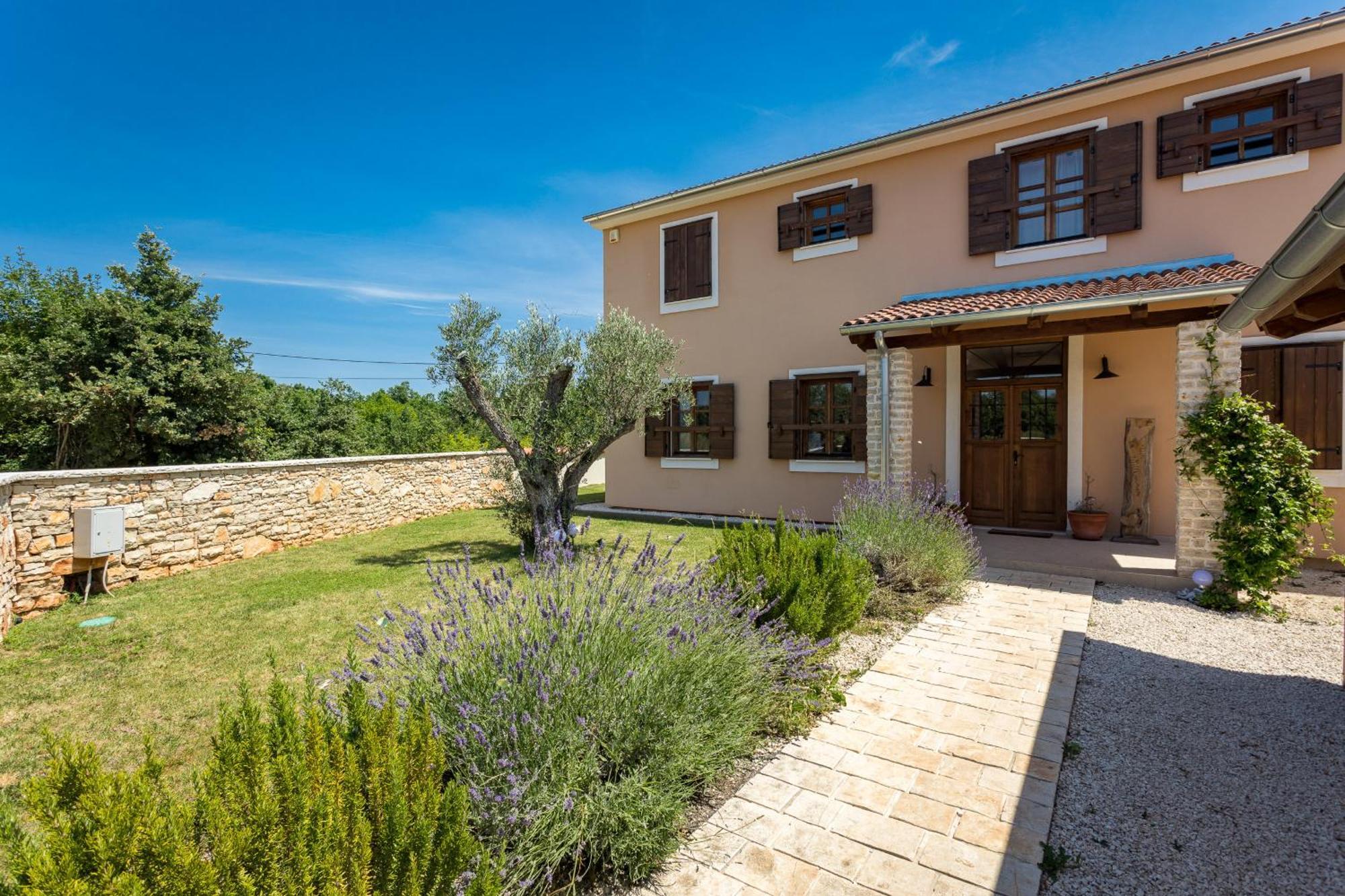 Villa Cirka In Central Istria For 14 Persons With Pool Heating & Pool Table Svetvincenat Exterior photo